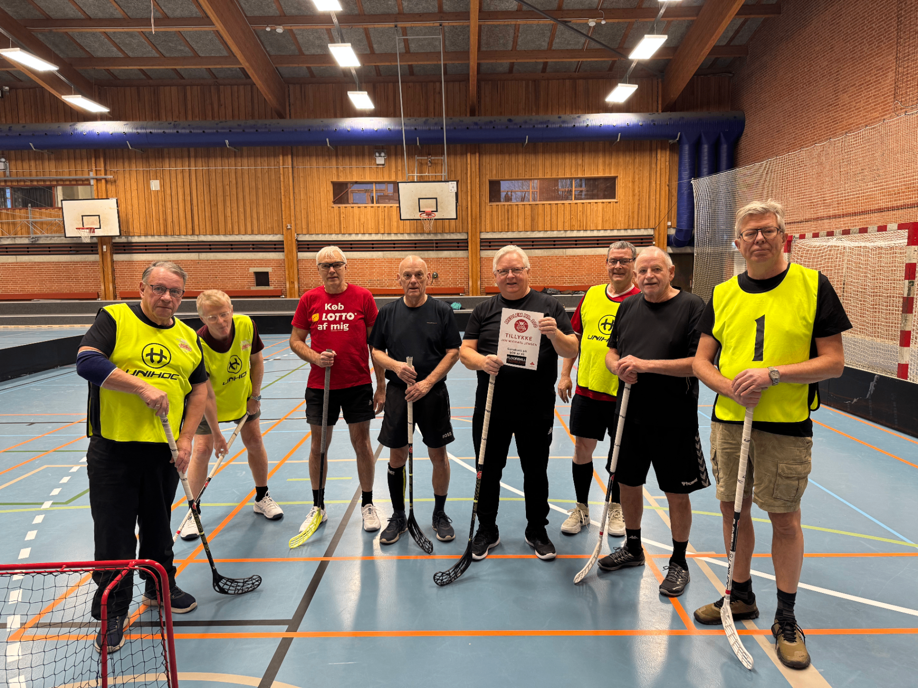 Seniorfloorball 60 plus hos Lystrup Vikings står klar med stave i hallen til motion og fællesskab